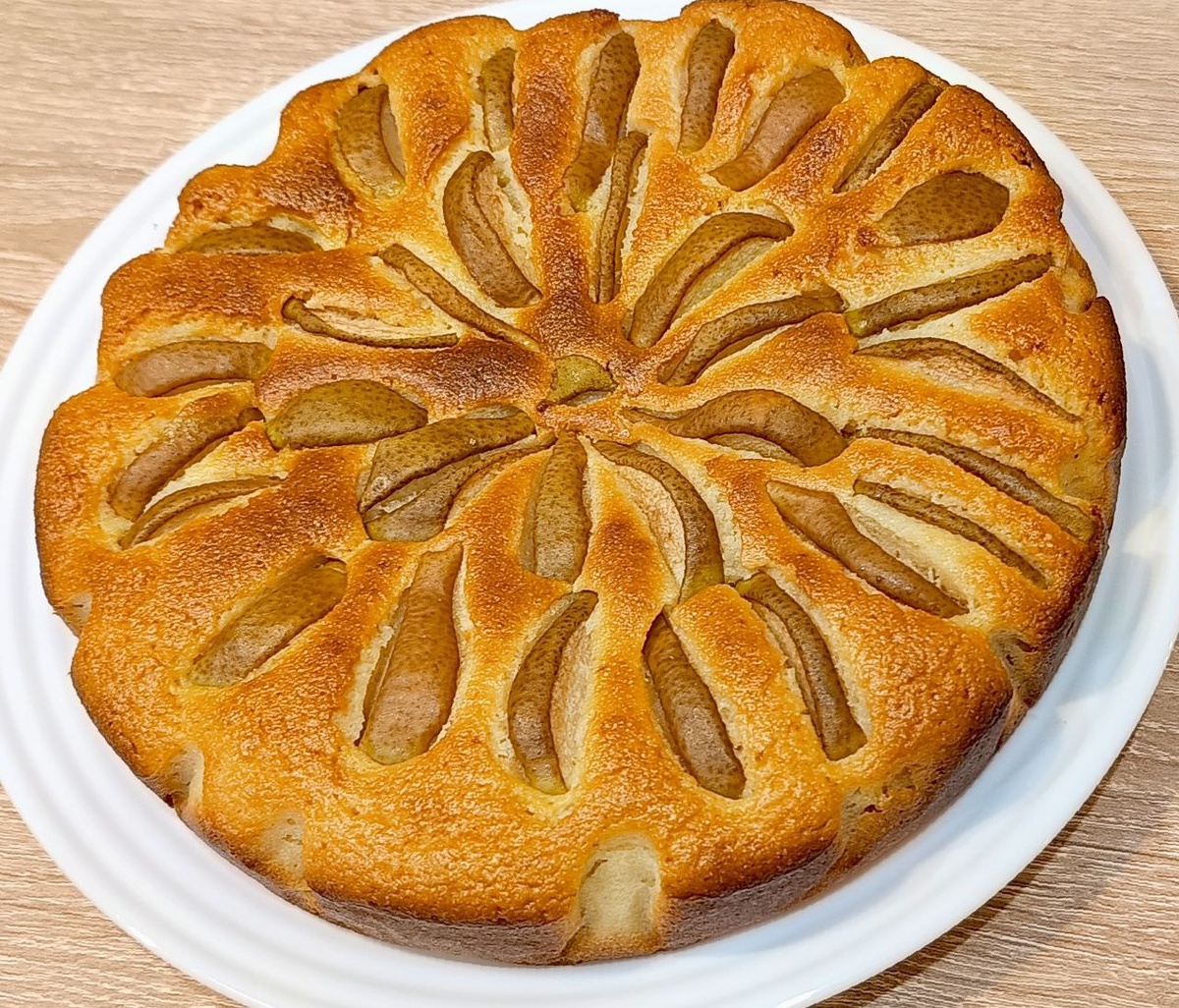 Пирог получается сочным, нежным и идеально сладким.