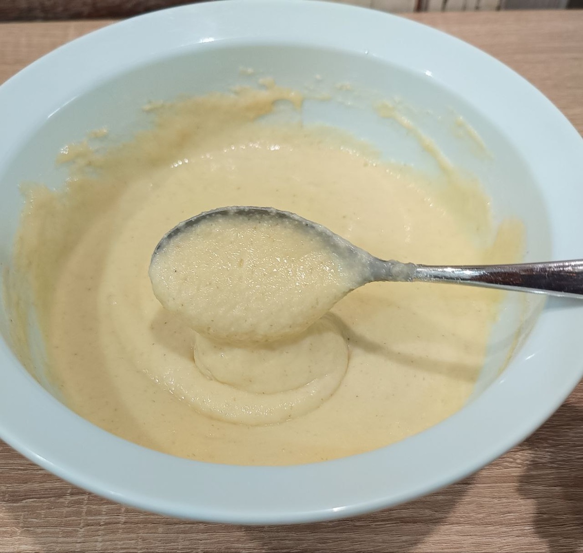 По классике, надо манку с кефиром держать минут 15, чтобы манка набухла, но на практике можно обойтись и без этого. Просто всё смешиваем - манка разбухнет при запекании и пирог все равно будет однородным и вкусным.