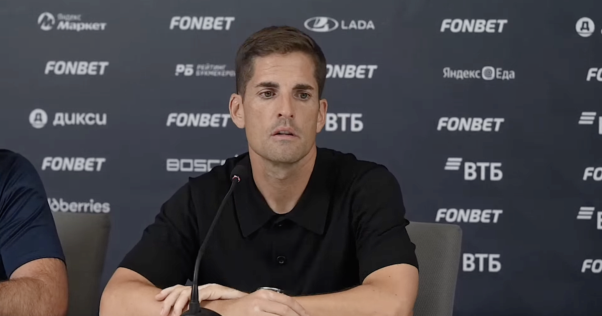 Главному тренеру «Сочи» потребовалась срочная помощь врачей.
