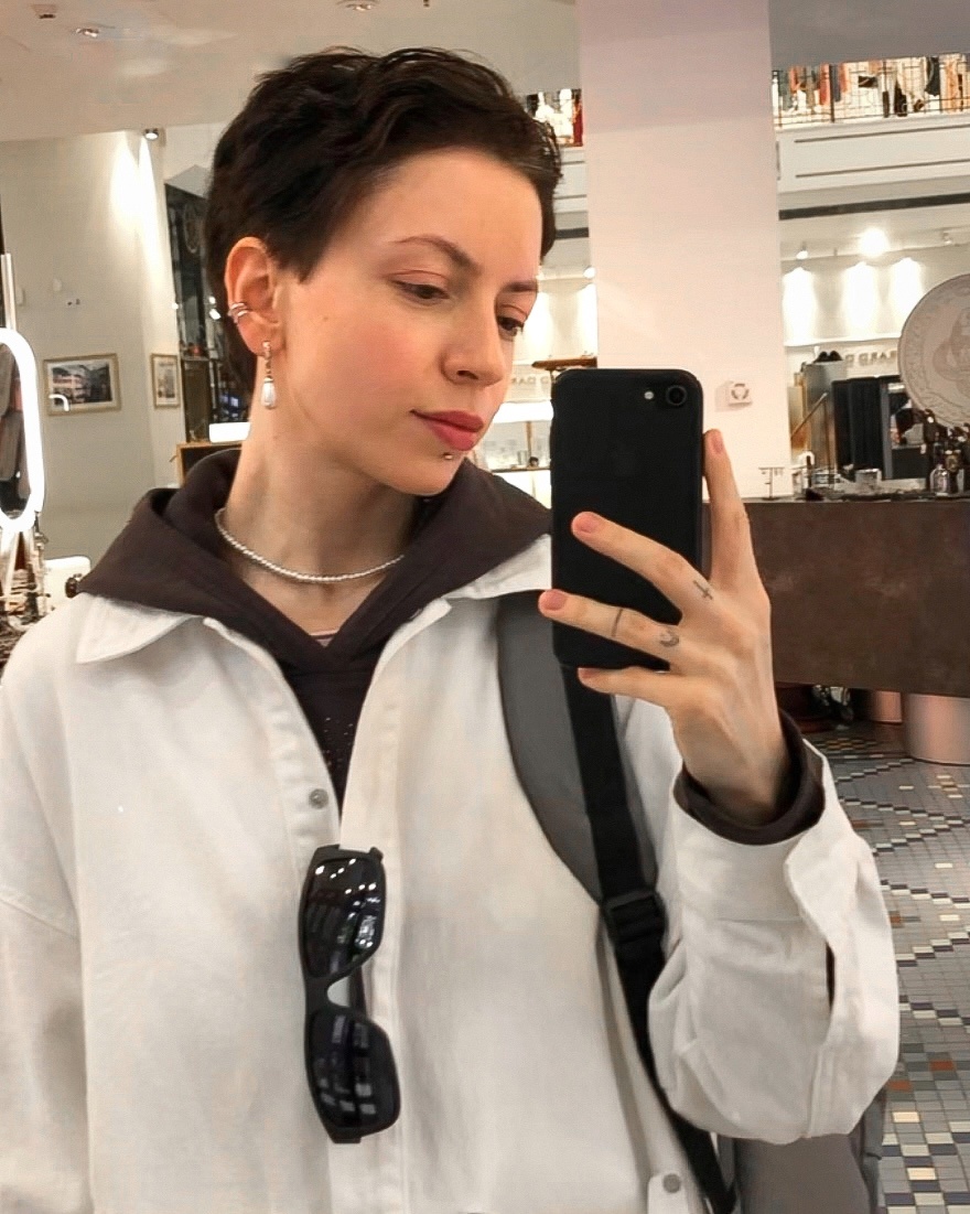 Белого пальтА нет, зато есть белая курточка