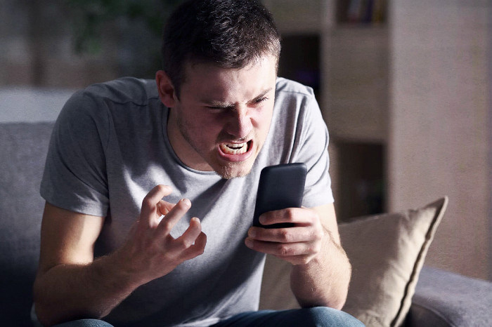 Приехав на вызов, врач оцепенела, увидев на тумбочке фото своего мужа, а маленькая дочь хозяйки крикнула: «Это папа»… (4/5)