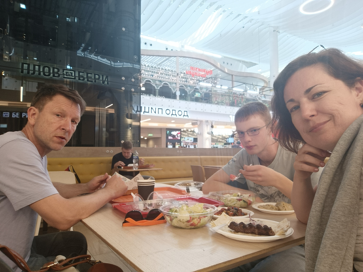 Это был наш первый обед в Казани. В меге😉