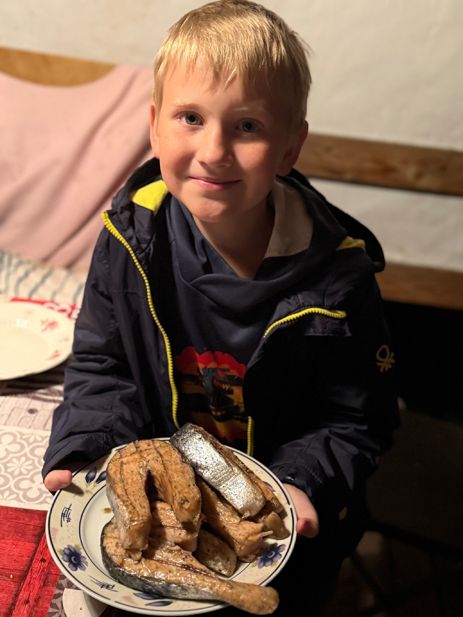 Если бы лосось на мангале мог говорить, он бы наверняка жаловался, что его «заставили» стать звездой пикника и теперь он не может «уплыть» от всеобщего внимания.