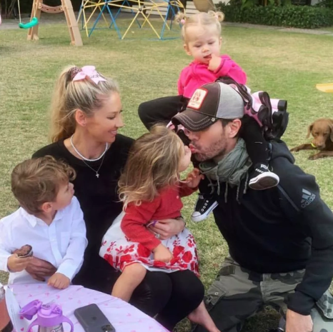 Анна Курникова, Энрике Иглесиас с детьми. Источник: www.rbc.ru