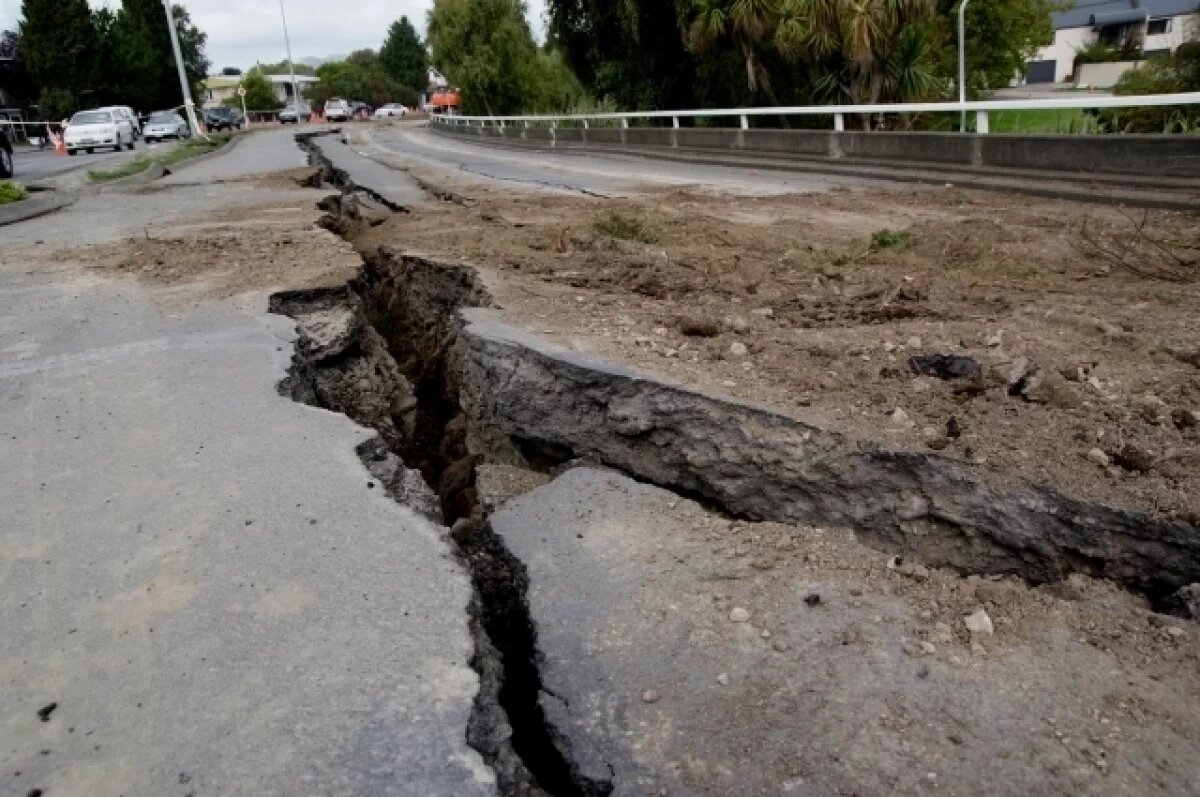    Несмотря на отсутствие разрушений в республике, в этот раз всё-таки пострадали некоторые жилые объекты. В квартирах и на фасадах зданий появились большие трещины.