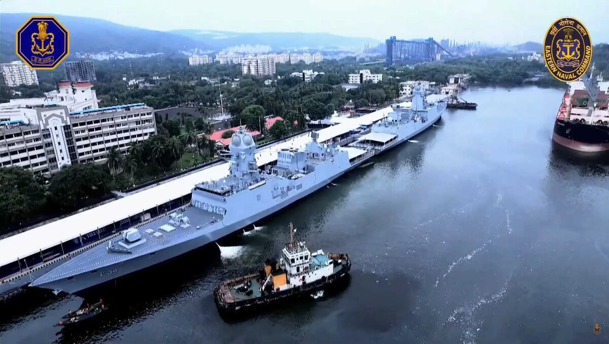 ВМС Индии ввели в эксплуатацию сразу два современных фрегата-близнеца проекта 17А класса «Нилгири». Фото: ВМС Индии