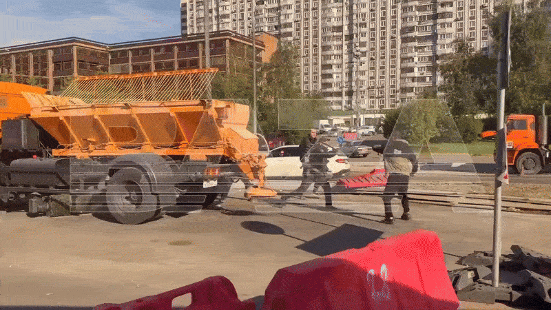 На Щёлковском шоссе в Москве мигрант-террорист напал на полицейских. Видео: ТГ-канала Baza