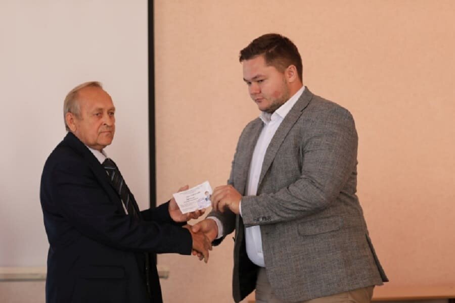 Архивное фото – в кадре получающий несколько лет назад депутатское удостоверение Николай Зародыш  Антон Яцков📷
