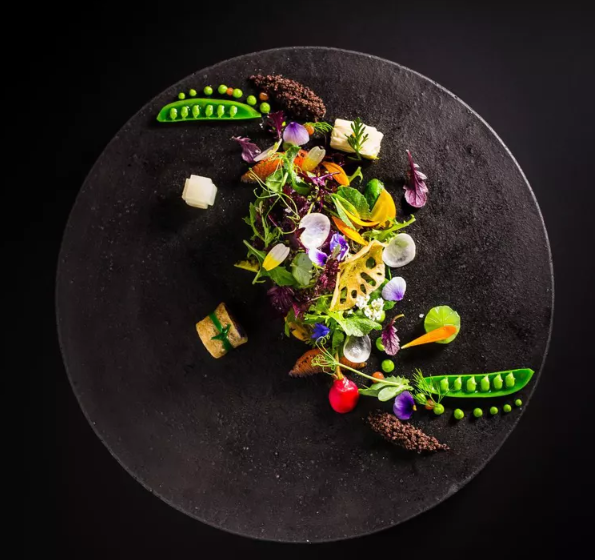 Блюдо из ресторана с 3 звездами Мишлен, Single Thread, CША. Фото взято с официального сайта гида Мишлен.