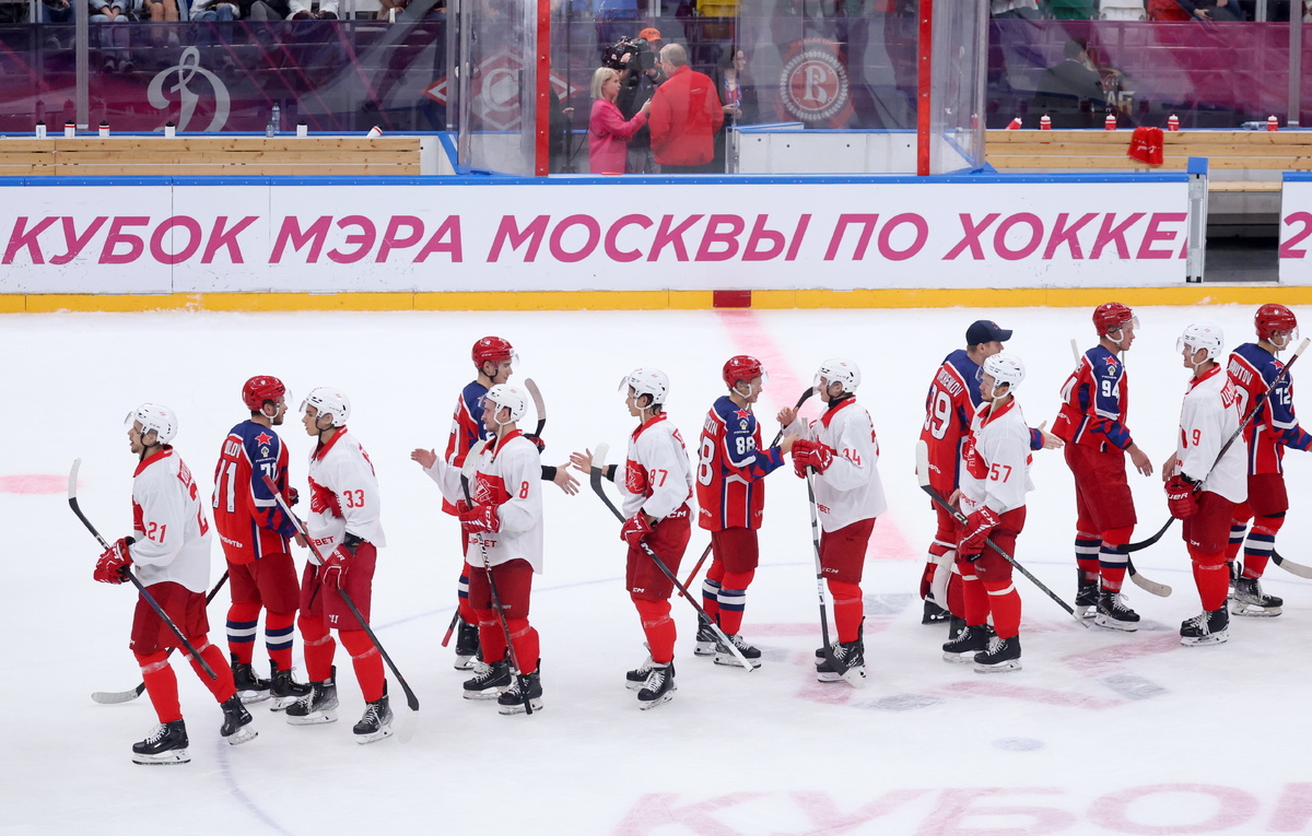    Хоккеисты "Спартака" и ЦСКА  Сергей Фадеичев/ТАСС