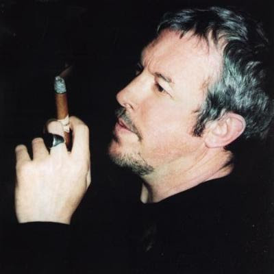 Пусть загнал я судьбу свою
Но в каком бы не пел краю
Все мне кажется,
Я опять на тебе стою