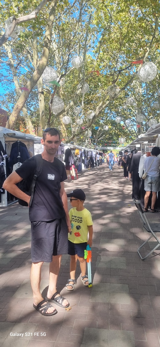 Центральный рынок Геленджика. На школьной ярмарке мы купили мне рюкзак! Красивый, крутой, розовый, супер-яркий, просто чумовой рюкзак 🔥 И всего за 350 рублей 👍