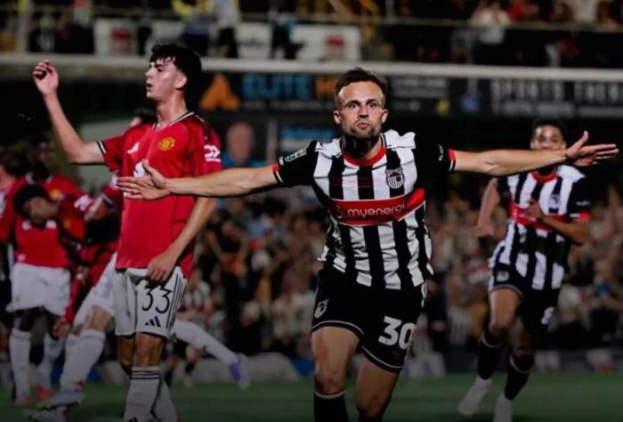 Манчестер Юнайтед вылетел из Кубка Лиги, проиграв Гримсби. Обложка © Х / Grimsby Town F.C.