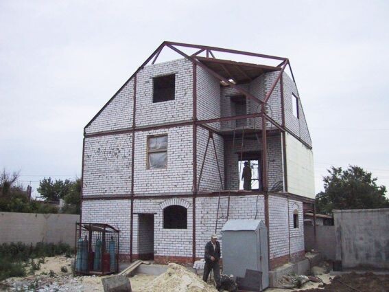 Это каркас для тяжелого кирпичного дома, но такой же самый можно сделать и для дома легкого пеноблочного