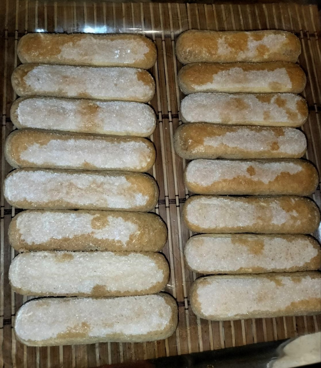 ЕСЛИ САВОЯРДИ БУДЕТЕ ПРОПИТЫВАТЬ ТОЛЬКО КОФЕ, ТО ПОГРУЖАЙТЕ ЕГО В КОФЕ ЦЕЛИКОМ И СРАЗУ ВЫКЛАДЫВАЙТЕ В ФОРМУ