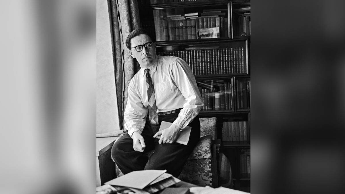    Юрий Трифонов в своем рабочем кабинете. После дебютного романа «Студенты» (1950), принесшего ему Сталинскую премию третьей степени и широкую известность, он долгое время будет писать лишь рассказы и очерки. Второй роман, «Утоление жажды», опубликует только в 1963 году. А к «городской прозе», благодаря которой и останется в истории литературы, придет к концу 1960-х годов / Фото: Михаил Озерский / РИА Новости