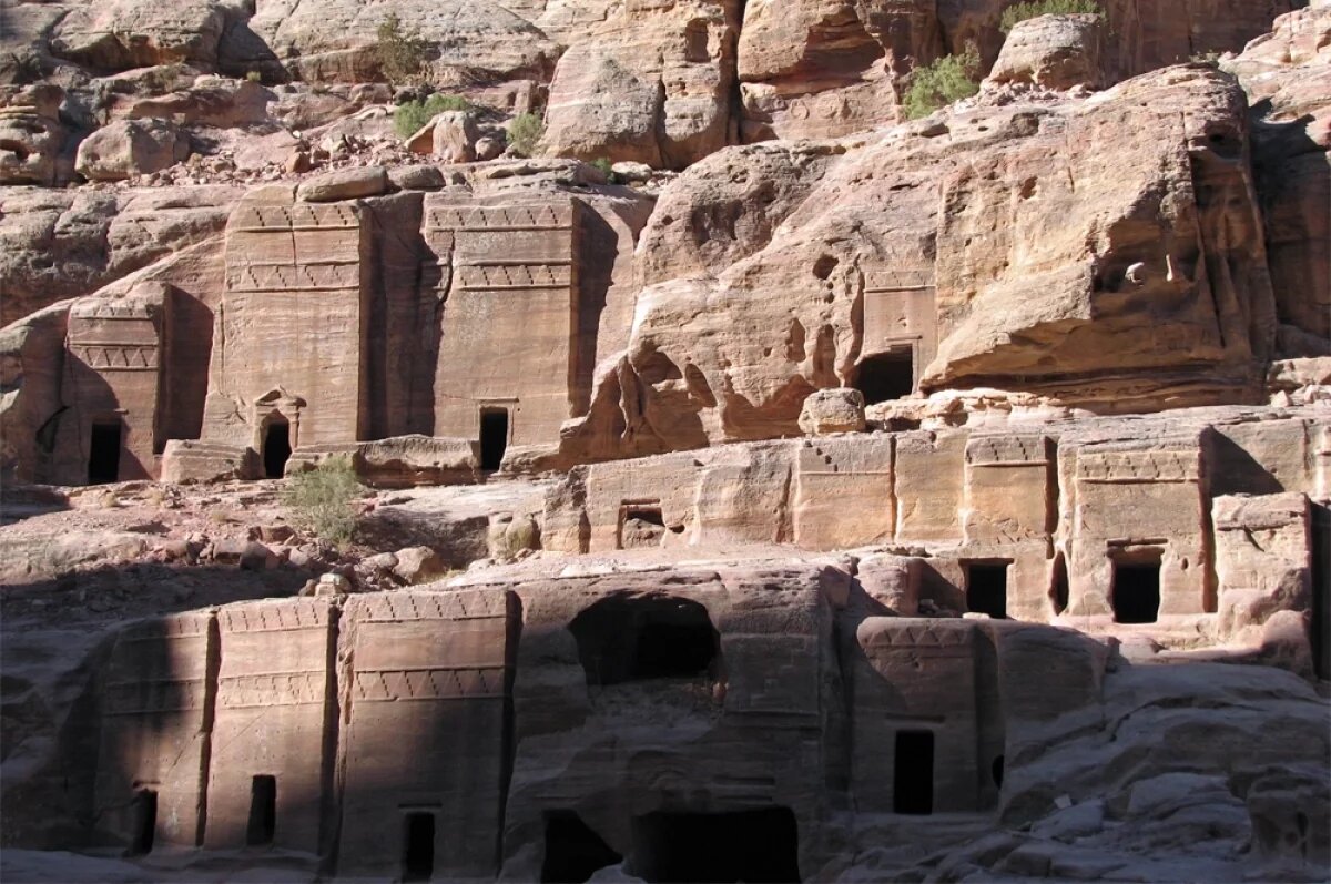    Самая известная достопримечательность – древний город Петра.