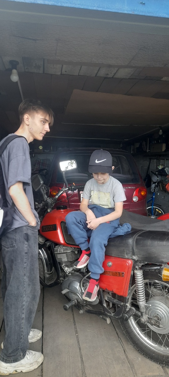 Мальчишки в гараже у мужа когда чинили бензобак