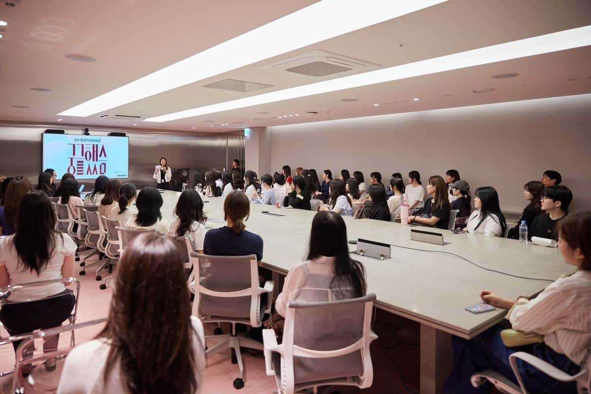    ![Общий вид молодежного карьерного менторства SM](фото=SM Entertainment)