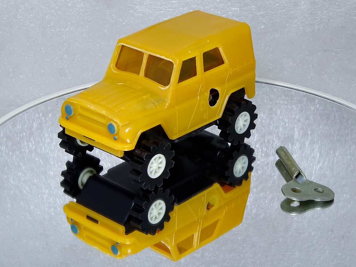 Рис. 1. Советская заводная игрушка – автомобиль «Вездеход-1» (УАЗ-469)