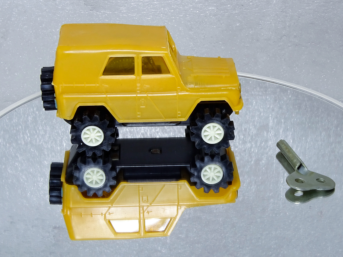 Рис. 2. Советская заводная игрушка – автомобиль «Вездеход-1» (УАЗ-469) (вид справа)