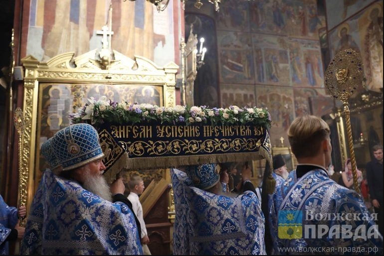 Вынос плащаницы Богородицы. Источник: Фото из архива пресс-службы Троице-Сергиевой лавры📷    На Успение Пречистой сваты речистей: традиции 28 августа
