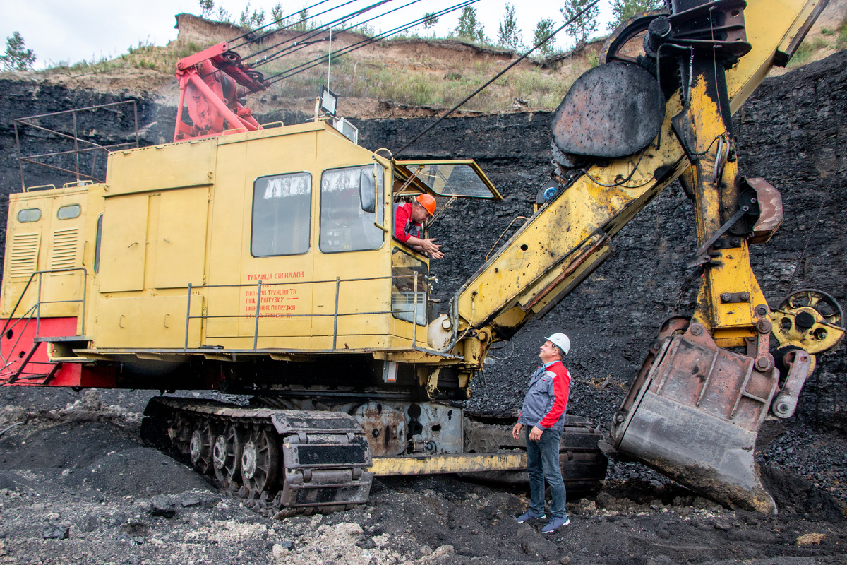 Обсуждается рабочий момент.