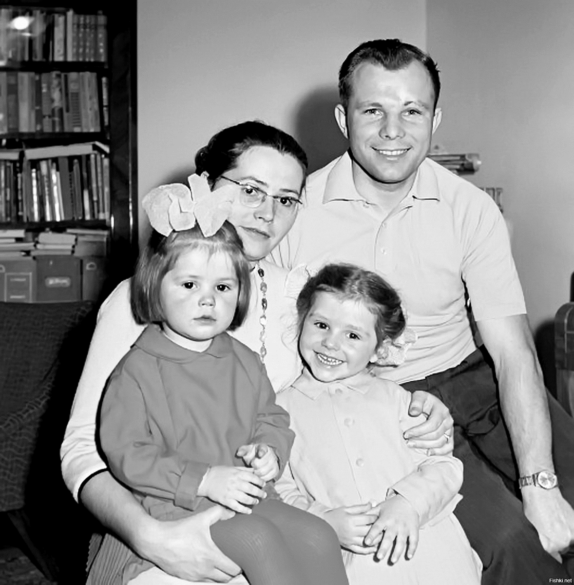 Юрий Алексеевич Гагарин с женой и детьми