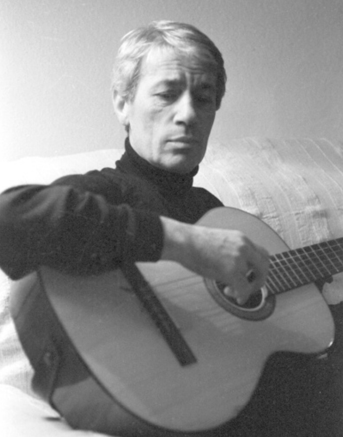 Александр Хочинский с гитарой