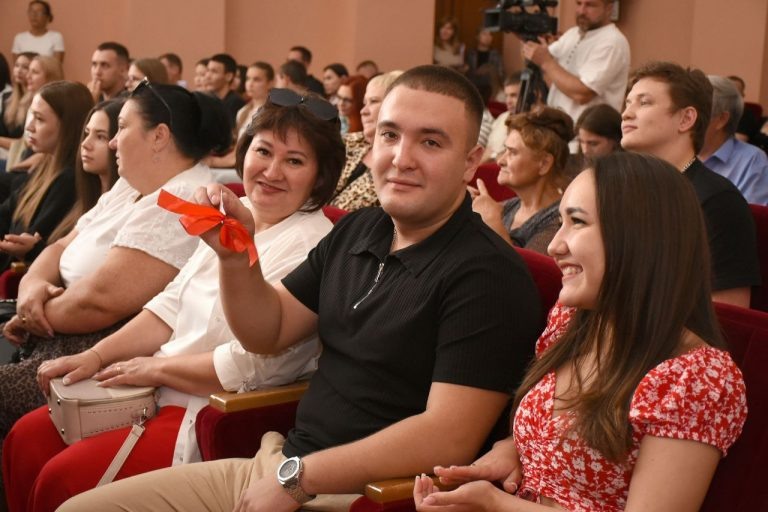    В Оренбурге дети-сироты получили новые квартиры Оренбуржье