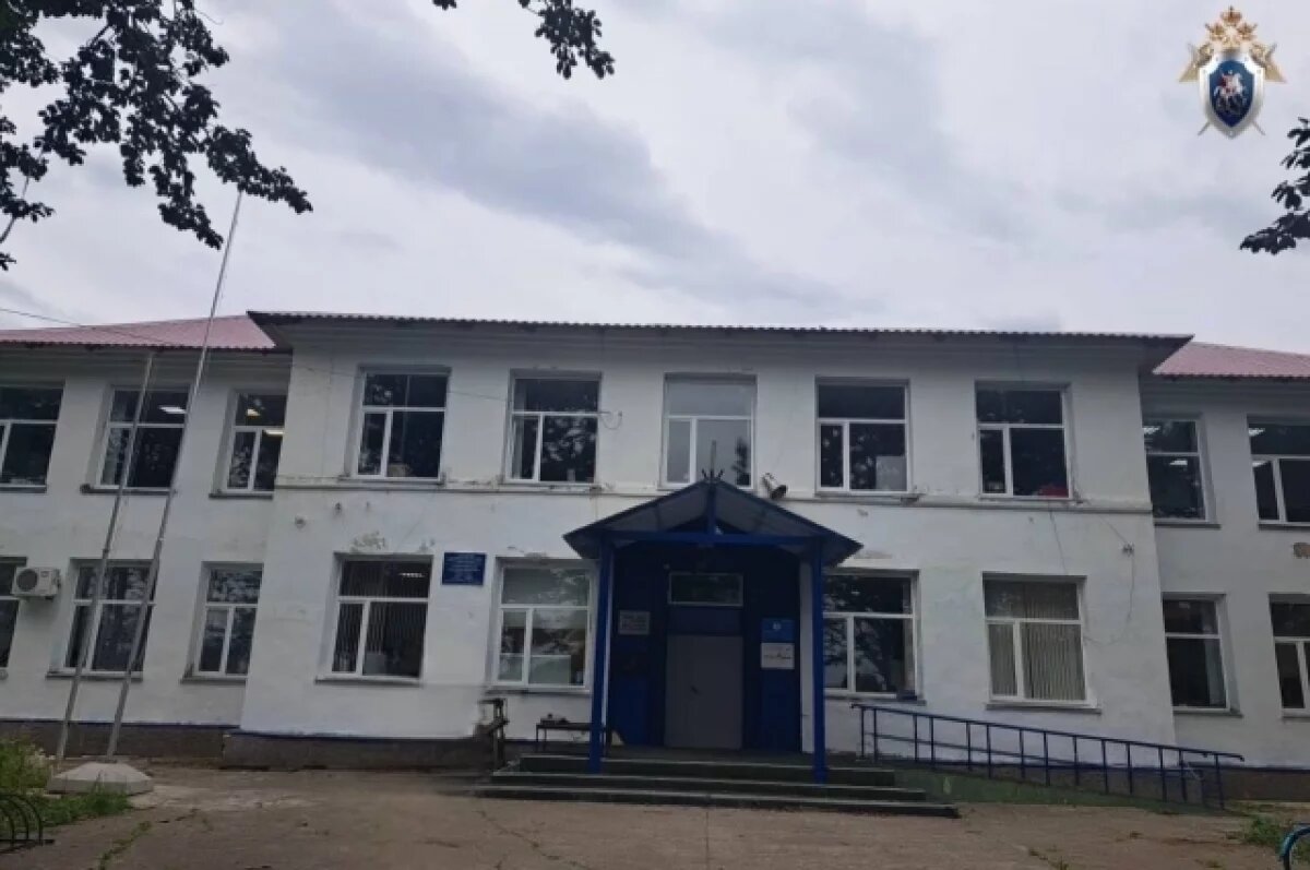    На Камчатке мужчина упал с крыши при ремонте школы и погиб