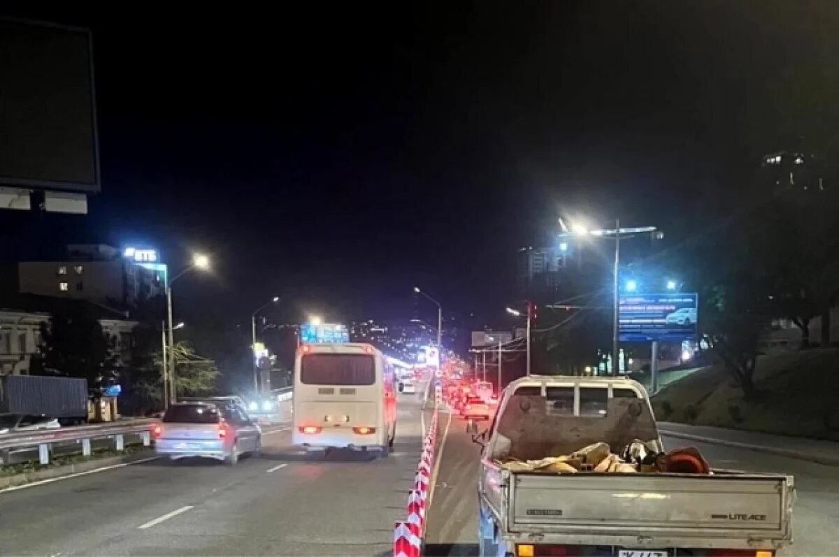    Делиниаторы установили ночью на мосту во Владивостоке на Второй Речке