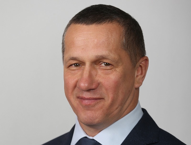 Полпред президента в ДФО Юрий Трутнев
«Основная цель конкурса – показать уникальные места Дальнего Востока всем жителям страны. Какие бы фильмы ни снимались, они не превзойдут того, что снимает каждый человек, путешествуя здесь, потому что он снимает от души, искренне. Это не просто походы, а путешествия, требующие человеческой воли, характера, умения достигать цели. Путешествия, которые участники конкурса проплывут на байдарках или плотах, пройдут ногами или на лыжах, а может, и на собачьих упряжках, останутся у них на всю жизнь и дадут право сказать: «А вот я это смог!». Мы хотим поддержать таких людей и их интерес к Дальнему Востоку нашей страны. Уверен, что видеопутешествия, присланные на конкурс, помогут принять решение приехать сюда», — цитируют слова полпреда президента на сайте «Дальний Восток — Земля приключений» (6+).