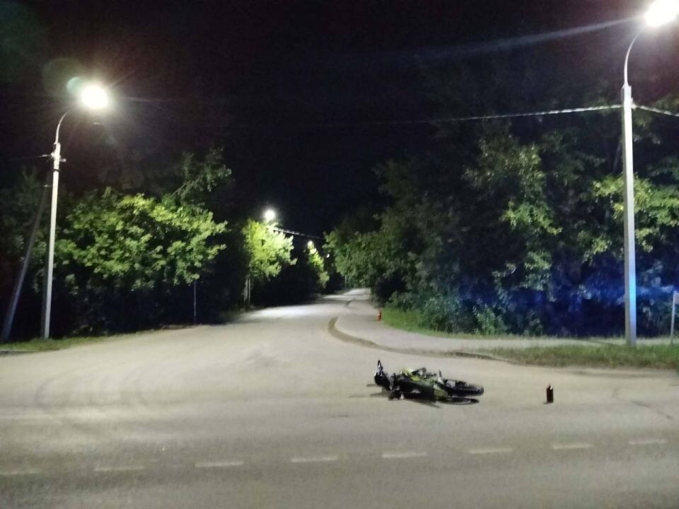    Подростки на питбайке столкнулись с автобусом в Барнауле. Источник: ГУ МВД по Алтайскому краю