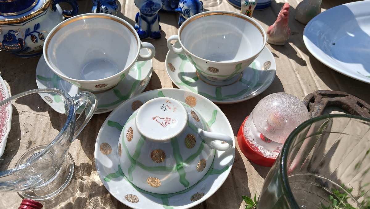 Так нежно глядели на меня парочки с картонной подстилки на блошке. Фото автора 