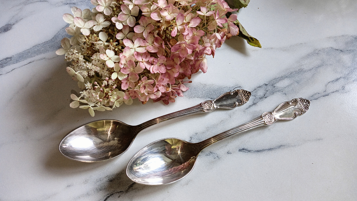 К удивлению, ложки были чистые! Только чуть их почистила. Фото автора 