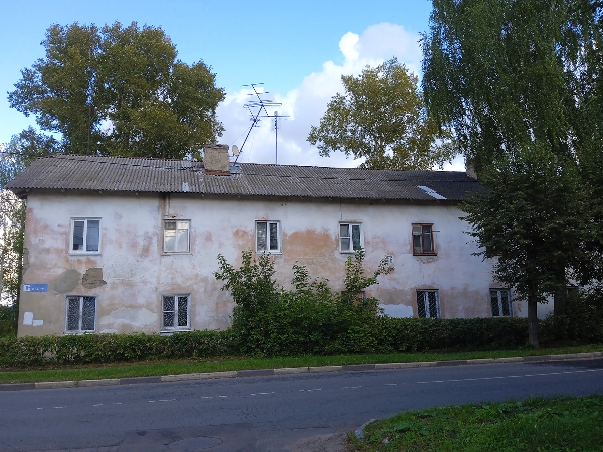 Вот такой домик. К сожалению крыша старая и штукатурка обваливается 