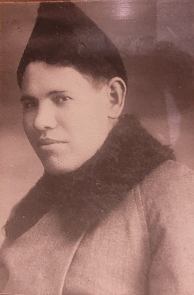 Василий Георгиевич Клочков до Великой Отечественной войны и взгляд Героя здесь как бы говорит: "Не врите про наш Подвиг, мы немцев просто били, сколь могли - больше двух часов" (фотограф неизвестен, но и самого такого фото я в Яндексе нигде не нашел, а это перефотографировал лично на выставке "Без права на забвение" в ГИМ)... 