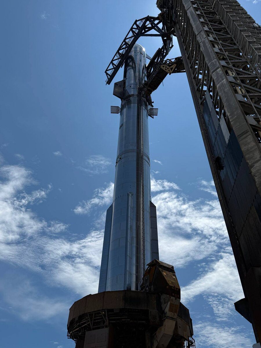 Фото от, лично приехавшего на стартовую площадку, Илона Маска.
