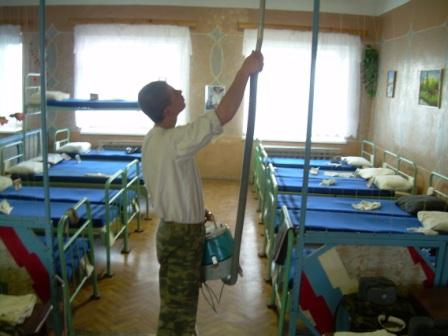 На фото парко-хозяйственный день в расположении