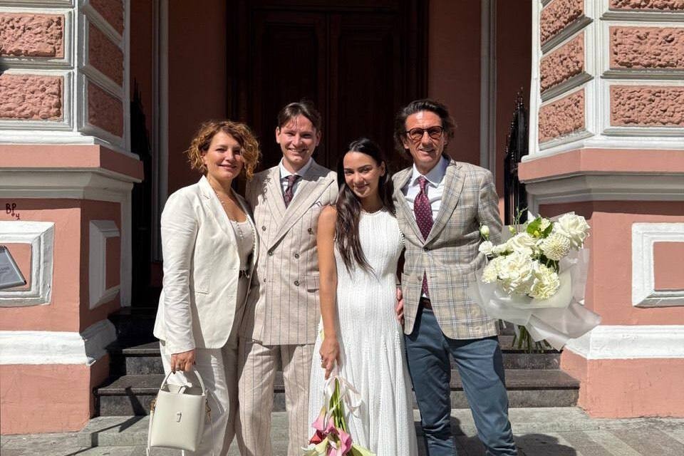    Счастливые молодожены с родителями. Фото: телеграм-канал Алексея Смертина