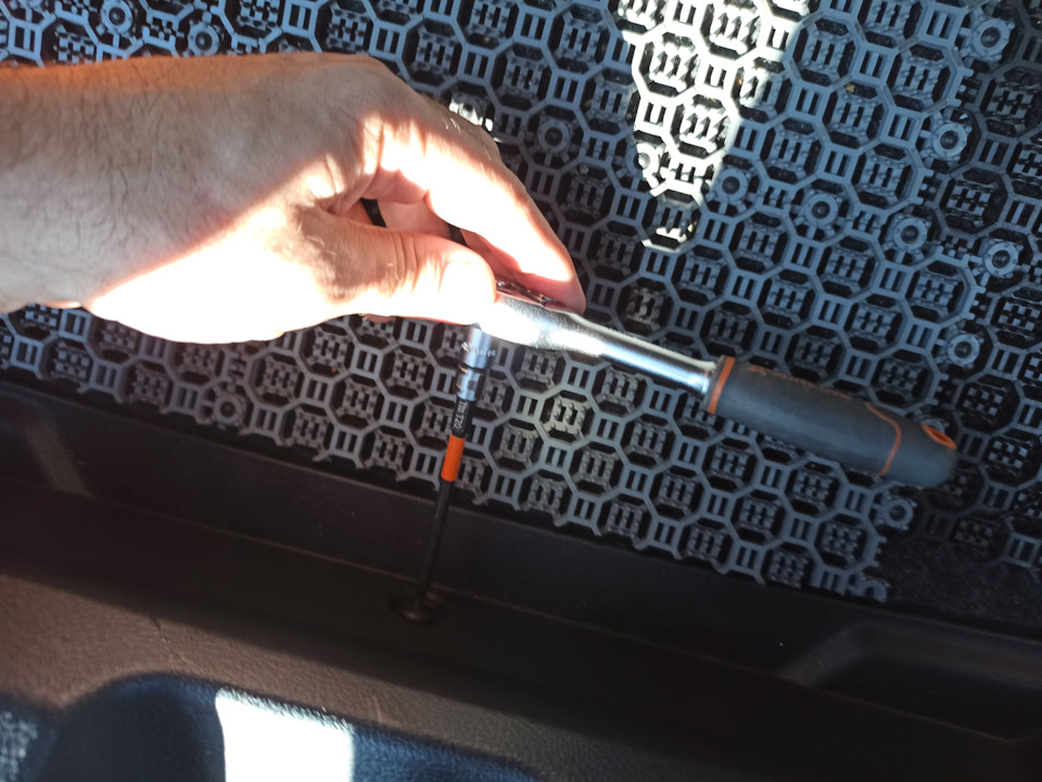 Единственный винт на весь багажник расположен тут