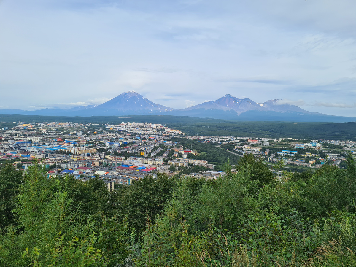 Домашние вулканы Корякский, Авачинский и Козельский слева направо ==>