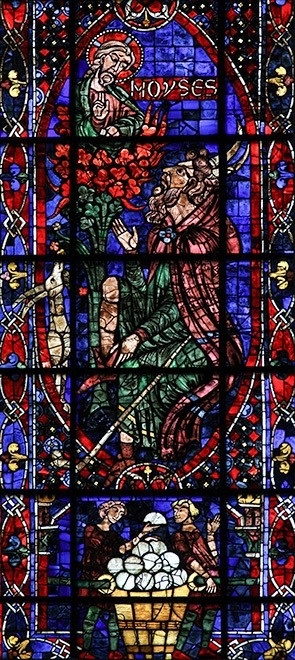 Витраж "Пророк Моисей разговаривает с Богом, явившимся ему в несгорающем терновом кусте". 11-12 вв. Франция, Шартрский собор.