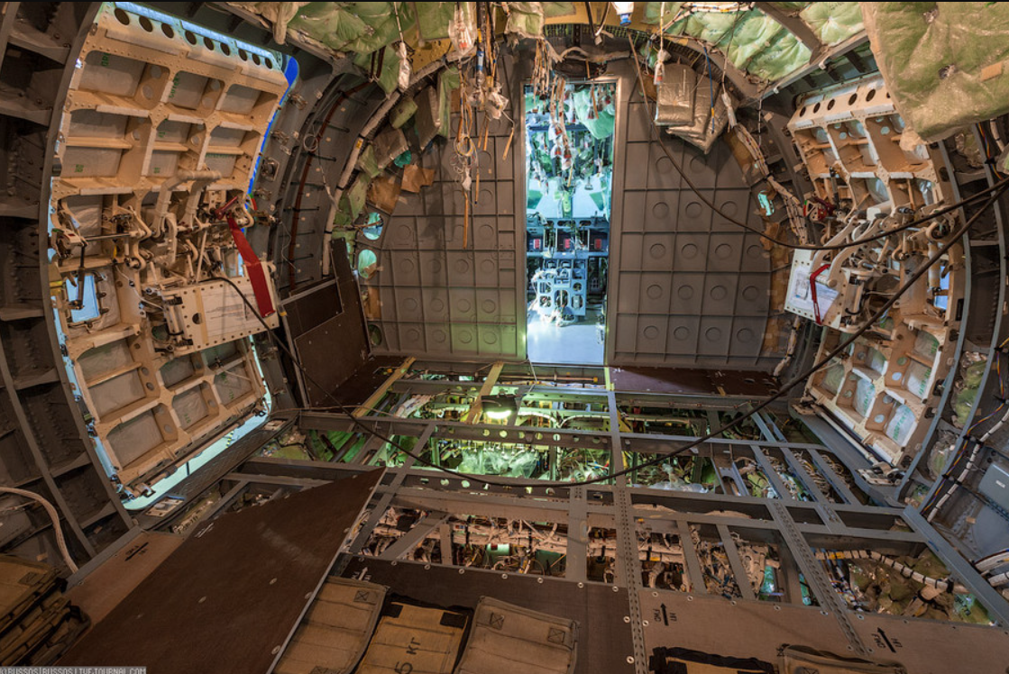 Салон Sukhoi Superjet 100 в процессе сборки самолета. Источник: https://www.ridus.ru/sukhoi-superjet-100---putevka-v-nebo-74841.html 