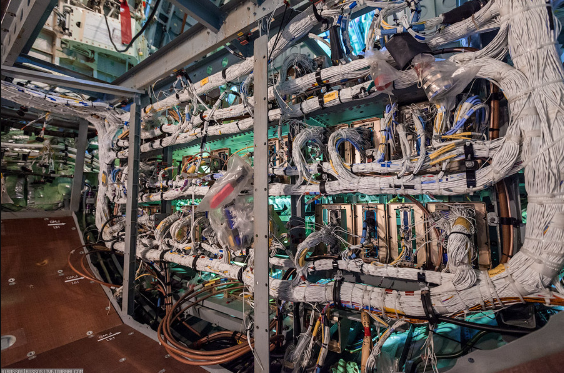 Проводка в самолете. Источник: https://www.ridus.ru/sukhoi-superjet-100---putevka-v-nebo-74841.html 