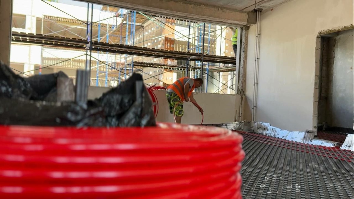    Строители из Югры продолжают реконструировать детский сад в подшефной Макеевке