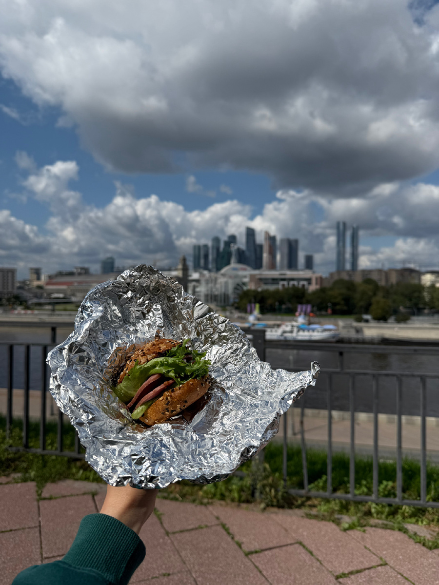 Завтрак с видом на Москва-Сити.