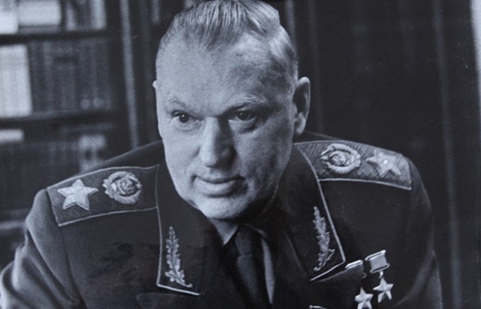 "Женщины сходили по нему с ума": боевая подруга родила Рокоссовскому дочь, а он вернулся к законной жене