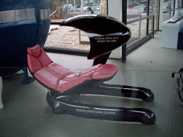 Компьютерное рабочее место от Луиджи Колани. Авторство: StromBer. Собственная работа, CC BY 3.0, https://commons.wikimedia.org/w/index.php?curid=4568809